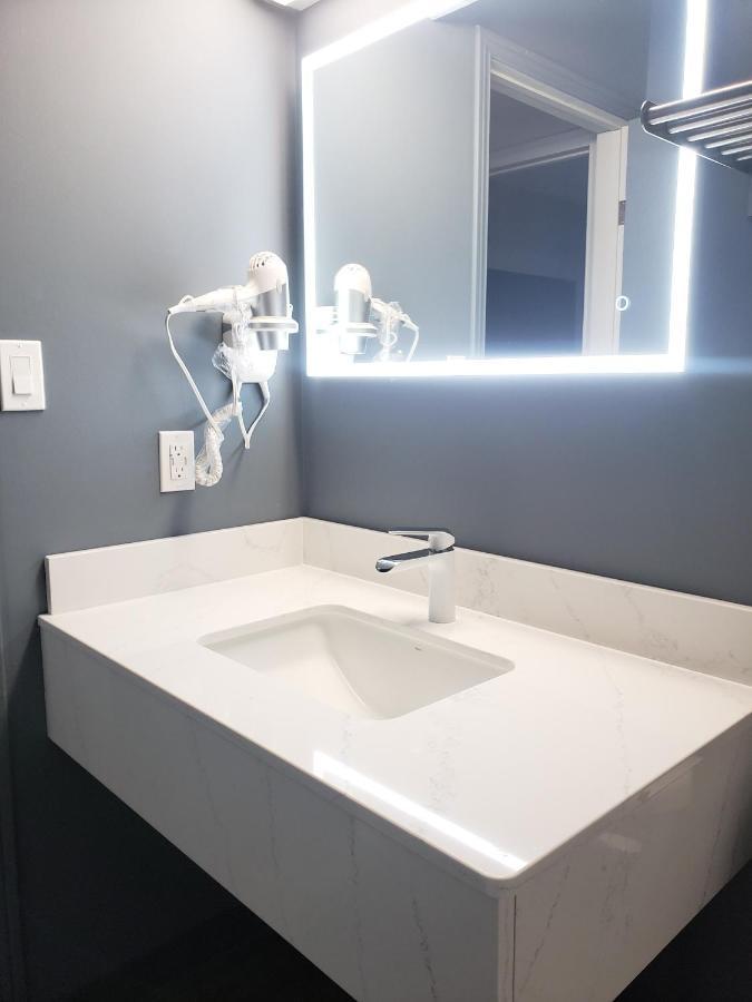 Moonlight Inn And Suites Sudbury Eksteriør billede