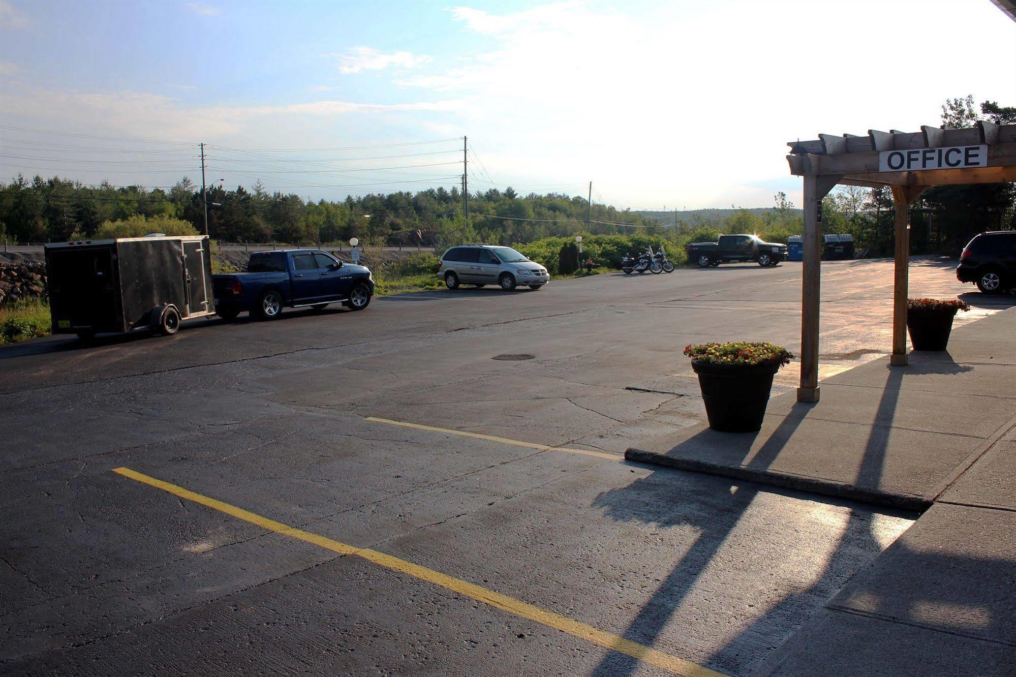 Moonlight Inn And Suites Sudbury Eksteriør billede