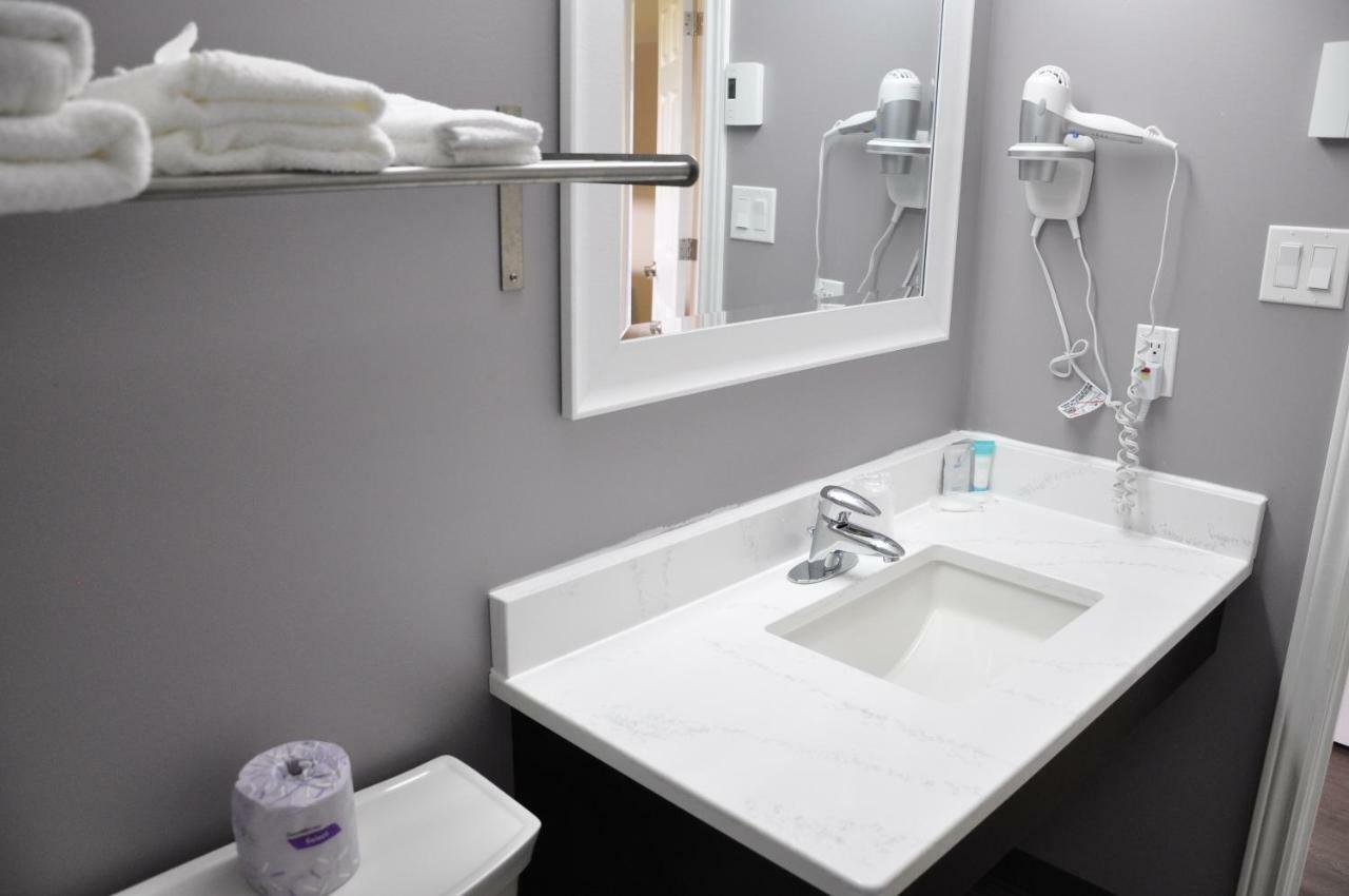 Moonlight Inn And Suites Sudbury Eksteriør billede